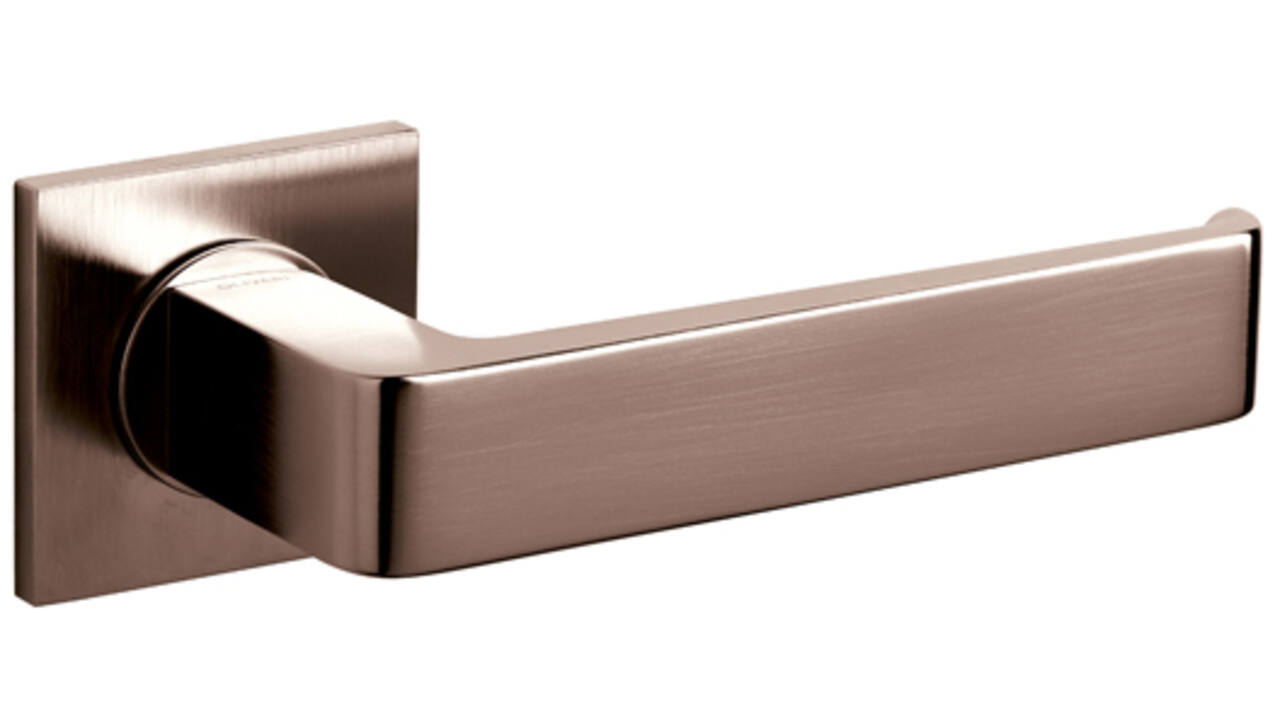 Olivari deurkruk Milano Q + vierkante geveerde rozet 51x5mm met nokken en doorgaande bevestiging Brons mat titaan PVD