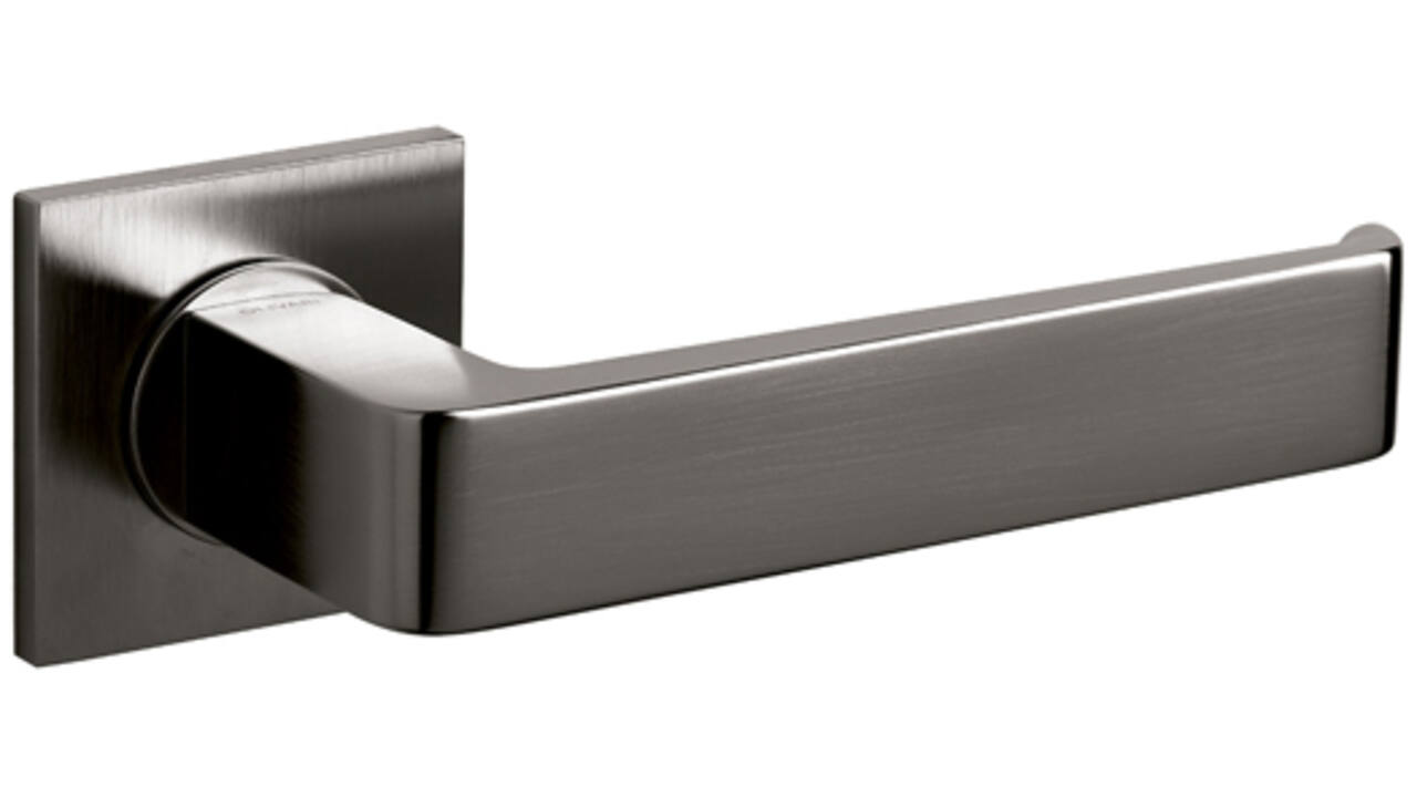 Olivari deurkruk Milano Q + vierkant geveerde rozet 51x5mm met nokken en doorgaande bevestiging Antraciet mat titaan PVD