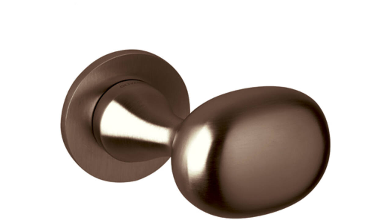 Olivari deurkruk Melanzana + ronde geveerde rozet 51x5mm met nokken en doorgaande bevestiging Brons mat titaan PVD