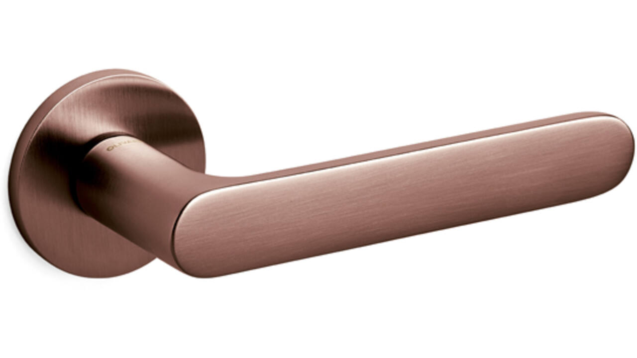 Olivari gatdeel Plume rechtswijzend + geveerde rozet Ø51x5mm met nokken en doorgaande bevestiging Koper mat titaan PVD