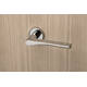 Olivari deurkruk Fin + ronde geveerde rozet 51x5mm met nokken en doorgaande bevestiging Chroom