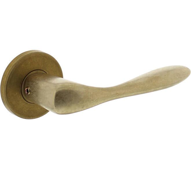 Deurkruk Banaan met rozet verdekt ø49x7mm messing getrommeld