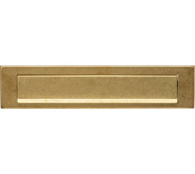 Briefplaat rechthoekig 340x75mm met klep/regenrand PVD messing getrommeld
