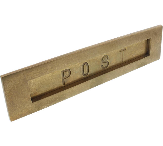 Briefplaat rechthoekig 330x77mm met verende klep binnendraaiend met tekst "POST" messing getrommeld