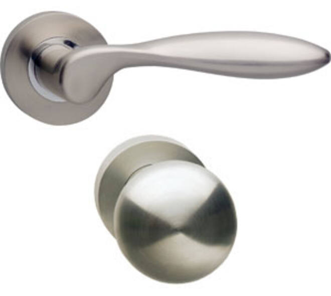 Knop/kruk garnituur rechts George op rozet verdekt ø52x10mm met nokken en cilinderrozetten nikkel mat