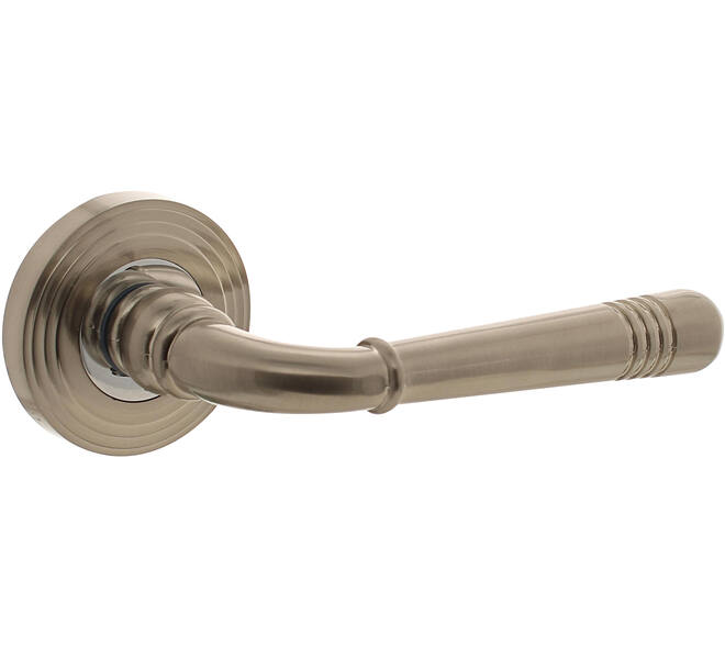 Gatdeel rechts Helena op rozet verdekt met rillen ø55x10mm met nokken chroom/nikkel mat