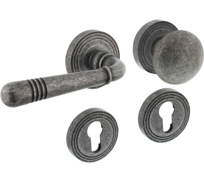 Knop/kruk garnituur links Helena op rozet verdekt met rillen ø55x10mm met nokken en cilinderrozetten oud grijs