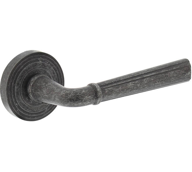 Deurkruk Bellevue op rozet verdekt met rillen ø55x10mm met nokken oud grijs