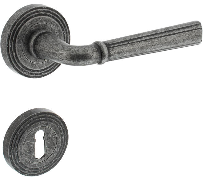 Deurkruk Bellevue op rozet verdekt met rillen ø55x10mm met nokken en sleutelrozetten oud grijs