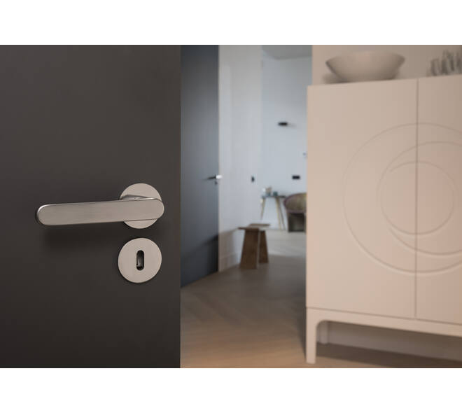 Olivari sleutelrozet rond 51x5mm met nokken en doorgaande bevestiging Antraciet mat titaan PVD