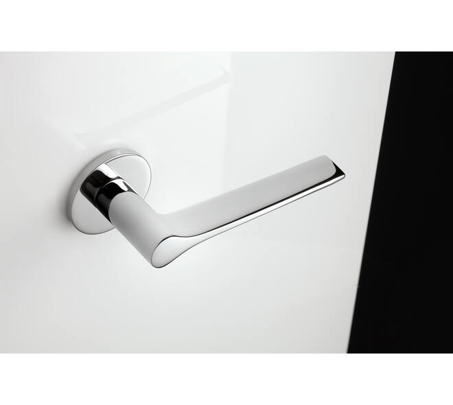 Olivari deurkruk Lama L + ronde geveerde rozet 51x5mm met nokken en doorgaande bevestiging Chroom