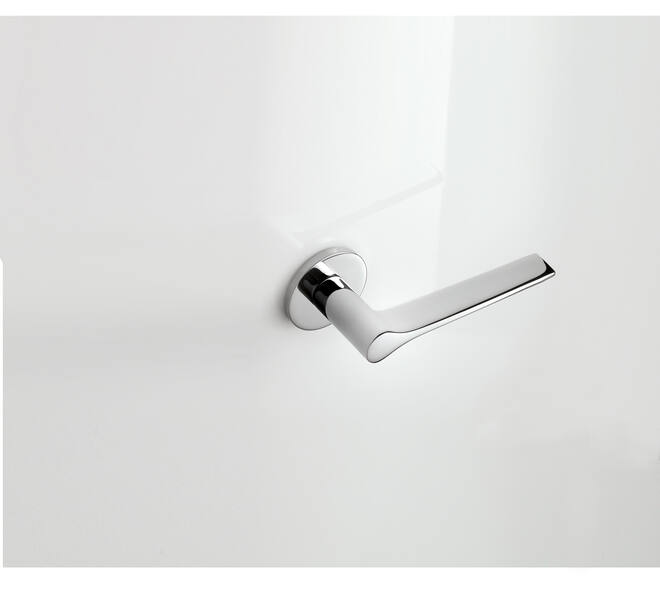 Olivari deurkruk Lama L + ronde geveerde rozet 51x5mm met nokken en doorgaande bevestiging Chroom