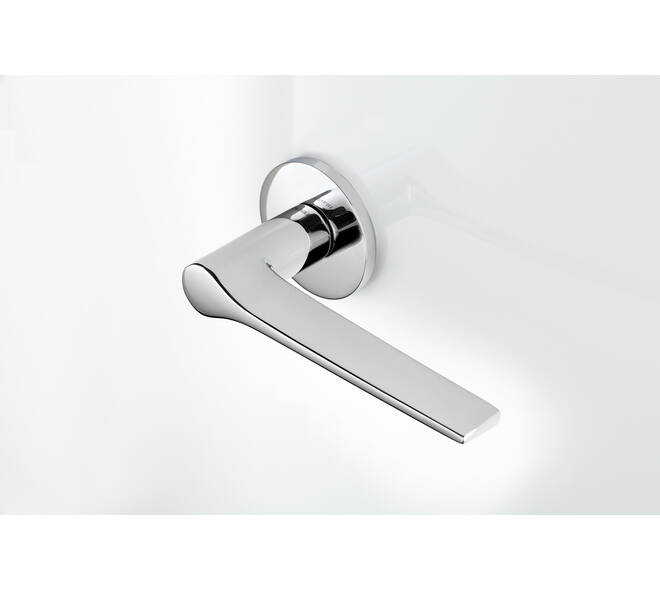 Olivari deurkruk Lama L + ronde geveerde rozet 51x5mm met nokken en doorgaande bevestiging Chroom