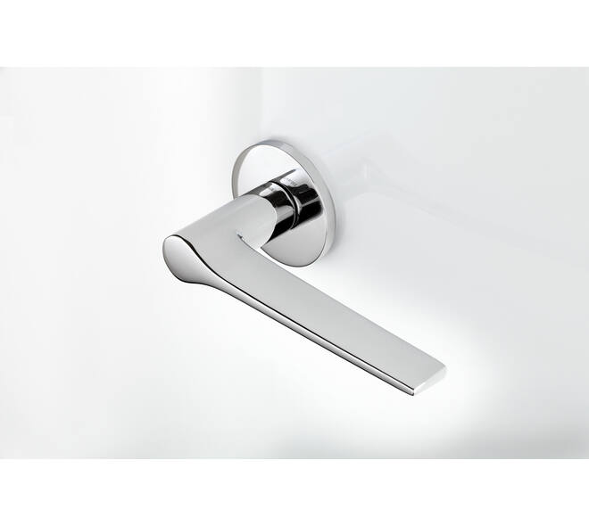 Olivari deurkruk Lama L + ronde geveerde rozet 51x5mm met nokken en doorgaande bevestiging Chroom