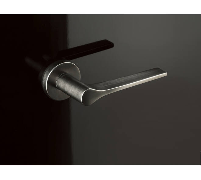 Olivari deurkruk Lama L + ronde geveerde rozet 51x5mm met nokken en doorgaande bevestiging RVS mat titaan PVD