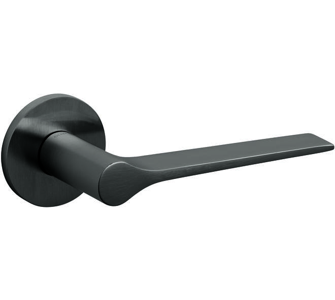 Olivari deurkruk Lama L + ronde geveerde rozet 51x5mm met nokken en doorgaande bevestiging Antraciet mat titaan PVD