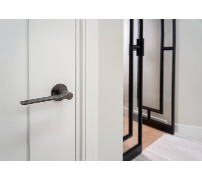 Olivari deurkruk Lama L + ronde geveerde rozet 51x5mm met nokken en doorgaande bevestiging Antraciet mat titaan PVD