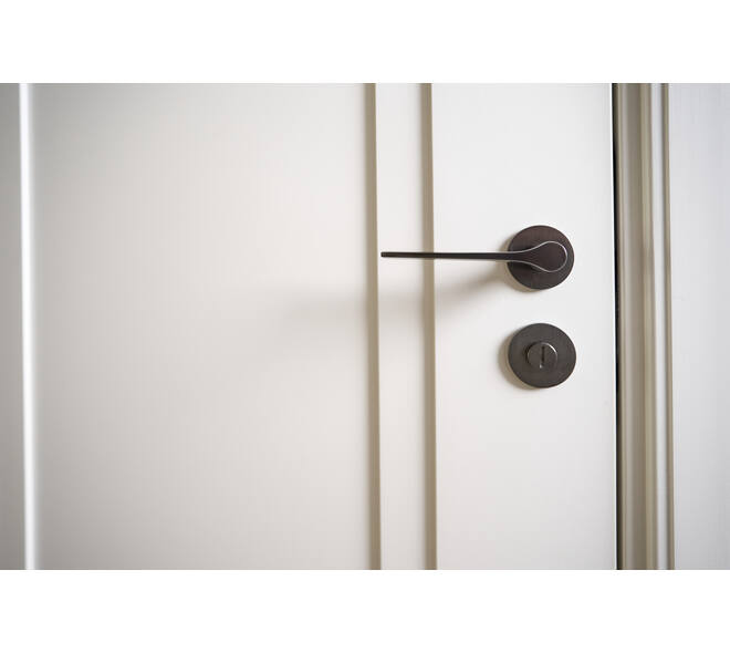 Olivari deurkruk Lama L + ronde geveerde rozet 51x5mm met nokken en doorgaande bevestiging Antraciet mat titaan PVD