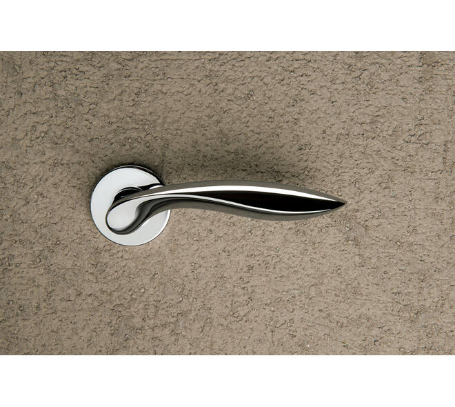 Olivari deurkruk Onda + ronde geveerde rozet 51x5mm met nokken en doorgaande bevestiging Chroom