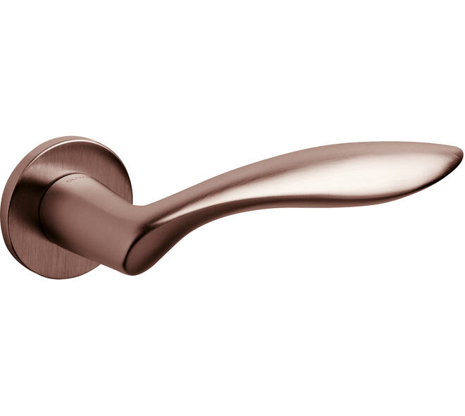 Olivari deurkruk Onda + ronde geveerde rozet 51x5mm met nokken en doorgaande bevestiging Brons mat titaan PVD