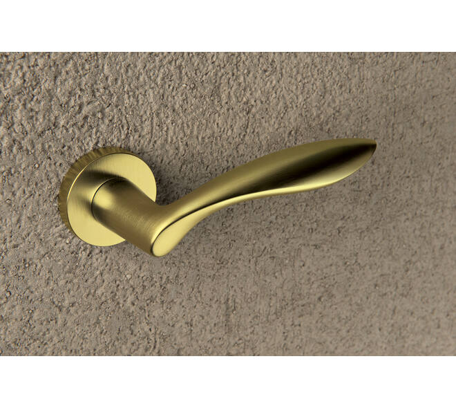 Olivari deurkruk Onda + ronde geveerde rozet 51x5mm met nokken en doorgaande bevestiging Messing mat titaan PVD
