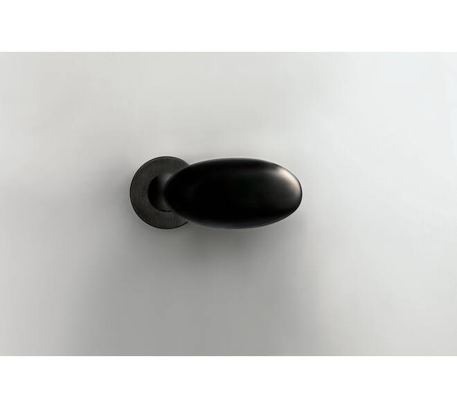 Olivari deurkruk Blindo + ronde geveerde rozet 51x5mm met nokken en doorgaande bevestiging Antraciet mat titaan PVD