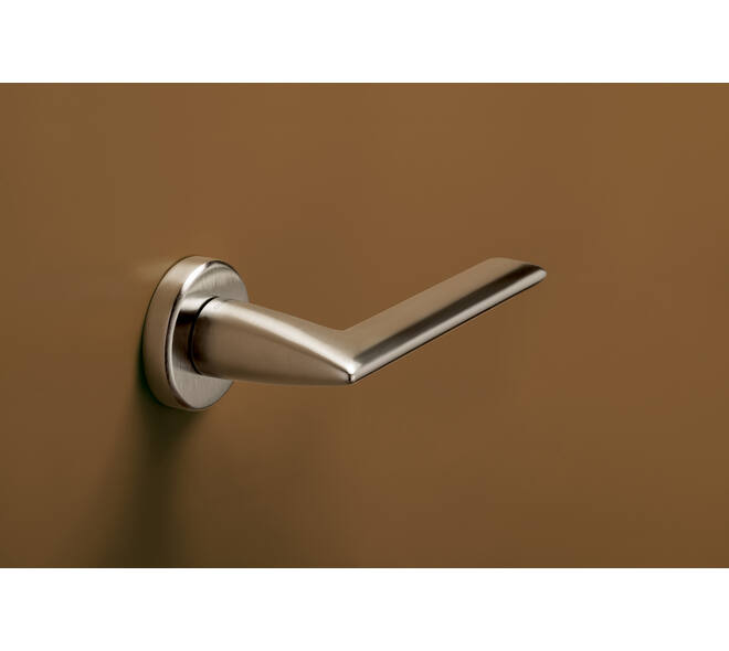 Olivari deurkruk Tecno + ronde geveerde rozet 51x5mm met nokken en doorgaande bevestiging Chroom mat