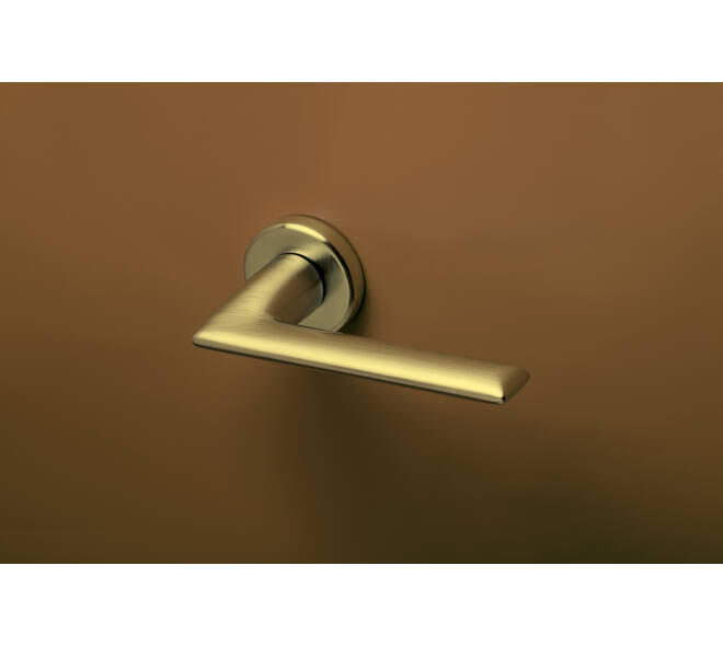 Olivari deurkruk Tecno + ronde geveerde rozet 51x5mm met nokken en doorgaande bevestiging Messing mat titaan PVD