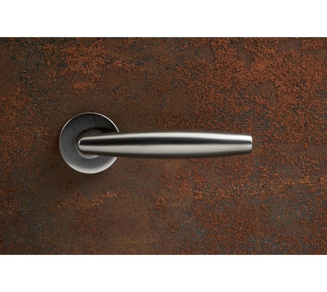 Olivari deurkruk Aurelia + ronde geveerde rozet 51x5mm met nokken en doorgaande bevestiging Chroom mat