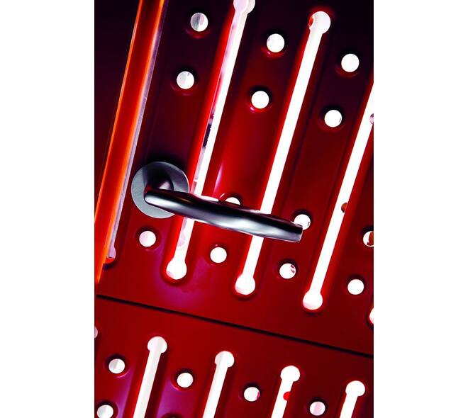 Olivari deurkruk Aurelia + ronde geveerde rozet 51x5mm met nokken en doorgaande bevestiging RVS mat titaan PVD