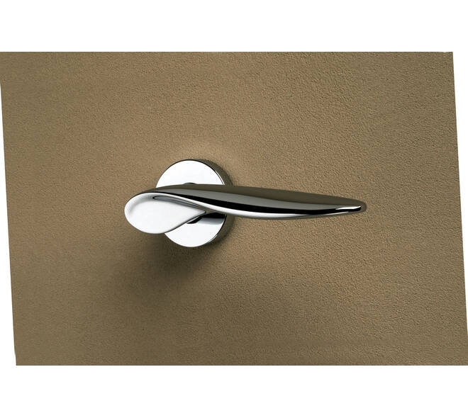 Olivari deurkruk Wind + ronde geveerde rozet 51x5mm met nokken en doorgaande bevestiging Chroom