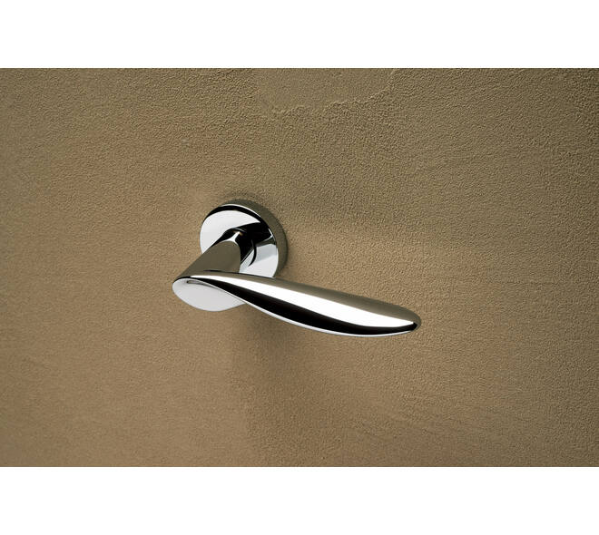 Olivari deurkruk Wind + ronde geveerde rozet 51x5mm met nokken en doorgaande bevestiging Chroom