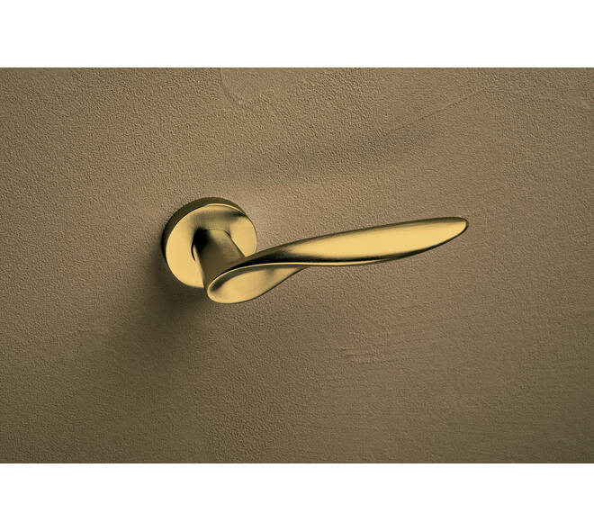 Olivari deurkruk Wind + ronde geveerde rozet 51x5mm met nokken en doorgaande bevestiging Messing mat titaan PVD