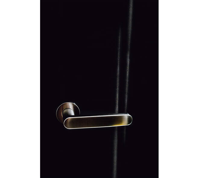 Olivari deurkruk Link + ronde geveerde rozet 51x5mm met nokken en doorgaande bevestiging RVS mat titaan PVD