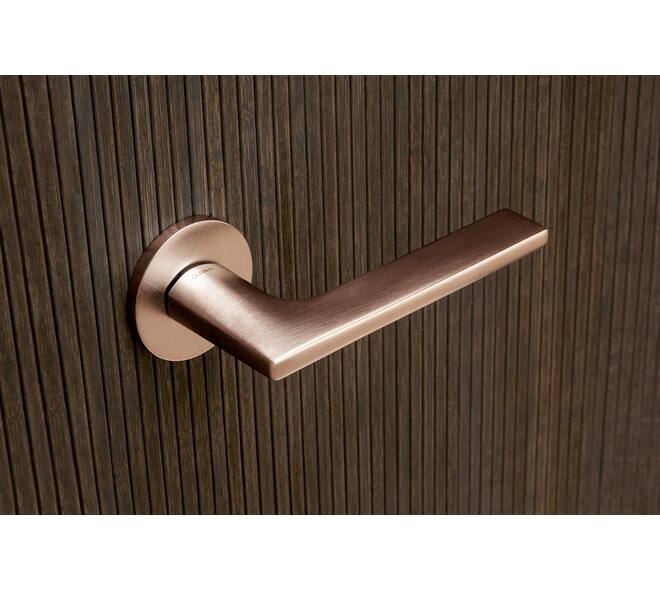 Olivari deurkruk Link + ronde geveerde rozet 51x5mm met nokken en doorgaande bevestiging Koper mat titaan PVD