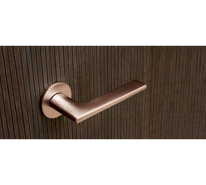 Olivari deurkruk Link + ronde geveerde rozet 51x5mm met nokken en doorgaande bevestiging Koper mat titaan PVD