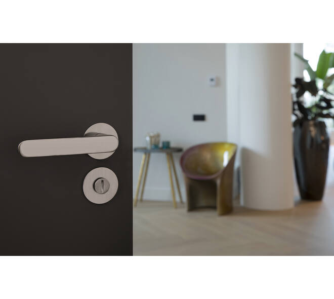 Olivari deurkruk Link + ronde geveerde rozet 51x5mm met nokken en doorgaande bevestiging Antraciet mat titaan PVD
