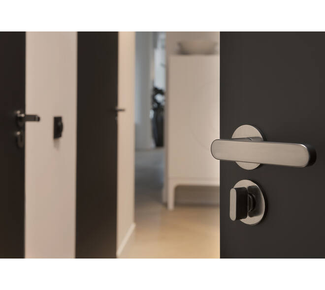 Olivari deurkruk Link + ronde geveerde rozet 51x5mm met nokken en doorgaande bevestiging Antraciet mat titaan PVD