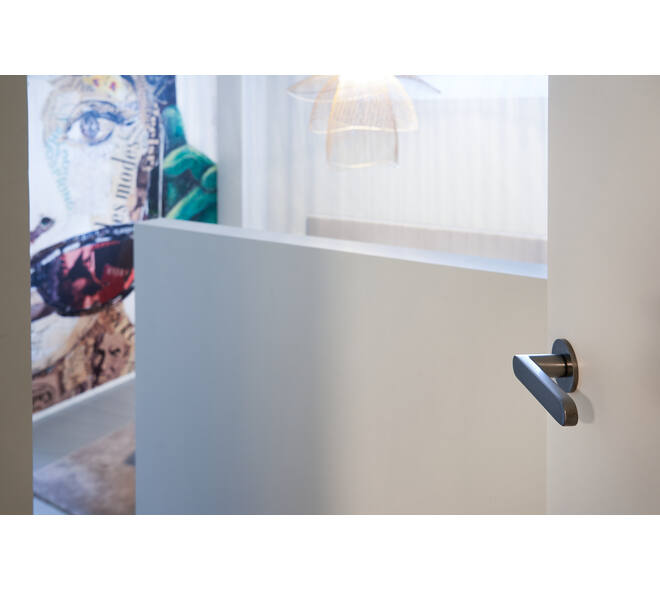 Olivari deurkruk Link + ronde geveerde rozet 51x5mm met nokken en doorgaande bevestiging Antraciet mat titaan PVD
