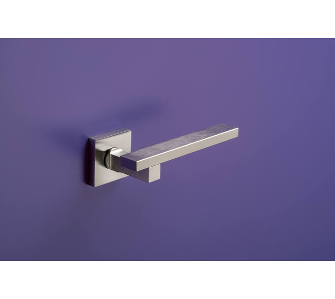 Olivari deurkruk Space Q + vierkant geveerde rozet 51x5mm met nokken en doorgaande bevestiging Chroom mat