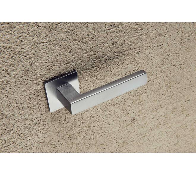 Olivari deurkruk Planet Q + vierkant geveerde rozet 51x5mm met nokken en doorgaande bevestiging Chroom mat