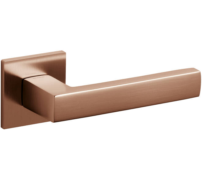 Olivari deurkruk Planet Q + vierkant geveerde rozet 51x5mm met nokken en doorgaande bevestiging Koper mat titaan PVD