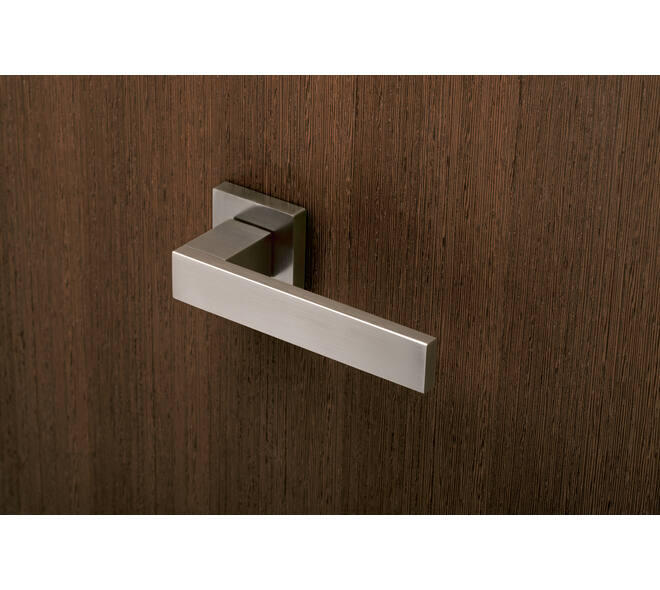 Olivari deurkruk Diana + vierkant geveerde rozet 51x5mm met nokken en doorgaande bevestiging Chroom mat