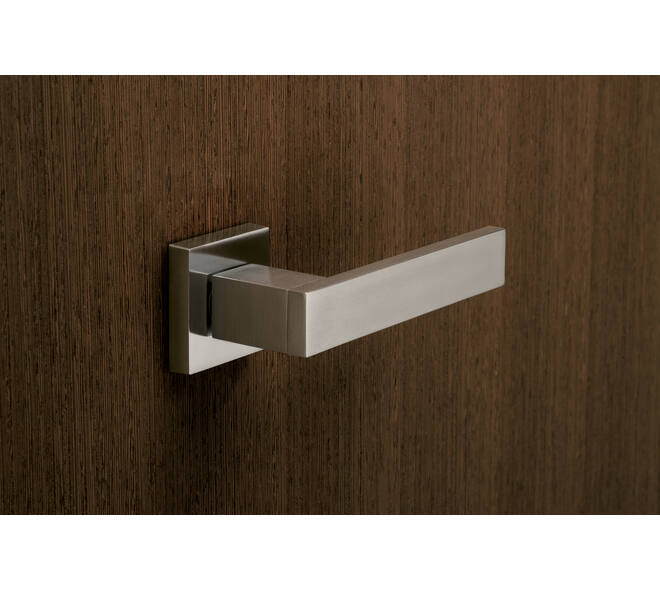 Olivari deurkruk Diana + vierkant geveerde rozet 51x5mm met nokken en doorgaande bevestiging Chroom
