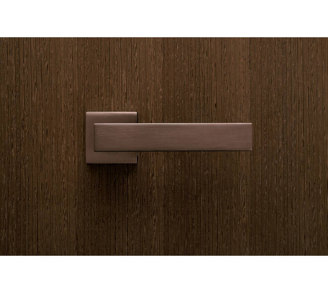 Olivari deurkruk Diana + vierkant geveerde rozet 51x5mm met nokken en doorgaande bevestiging Brons mat titaan PVD