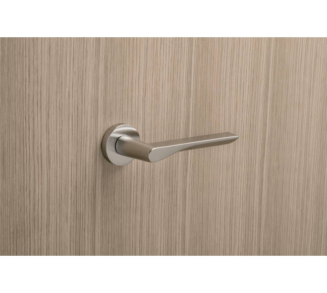 Olivari deurkruk Fin + ronde geveerde rozet 51x5mm met nokken en doorgaande bevestiging Chroom mat
