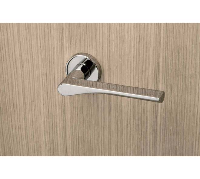 Olivari deurkruk Fin + ronde geveerde rozet 51x5mm met nokken en doorgaande bevestiging Chroom