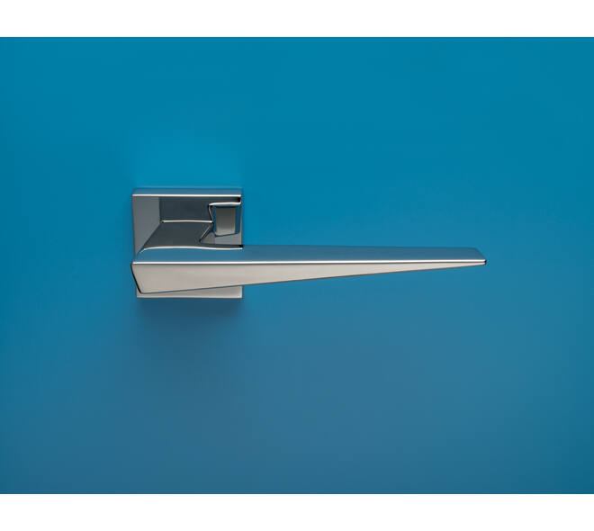 Olivari deurkruk Denver + vierlkant geveerde rozet 51x5mm met nokken en doorgaande bevestiging chroom