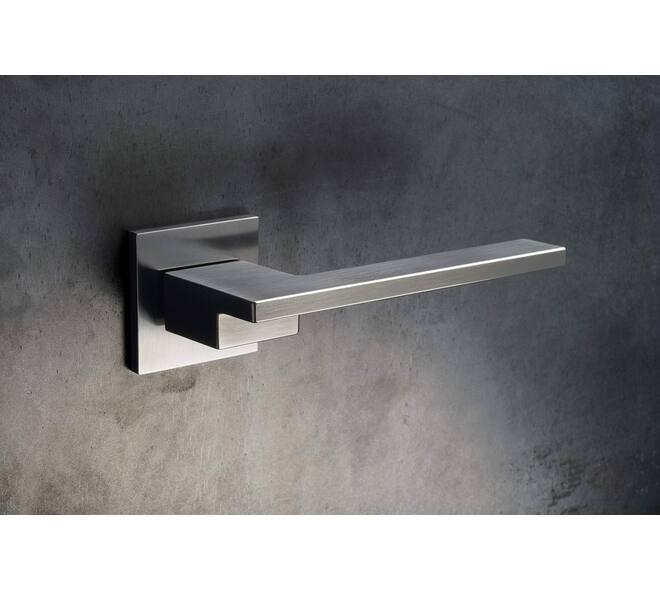 Olivari deurkruk Living + vierkant geveerde rozet 51x5mm met nokken en doorgaande bevestiging Chroom mat