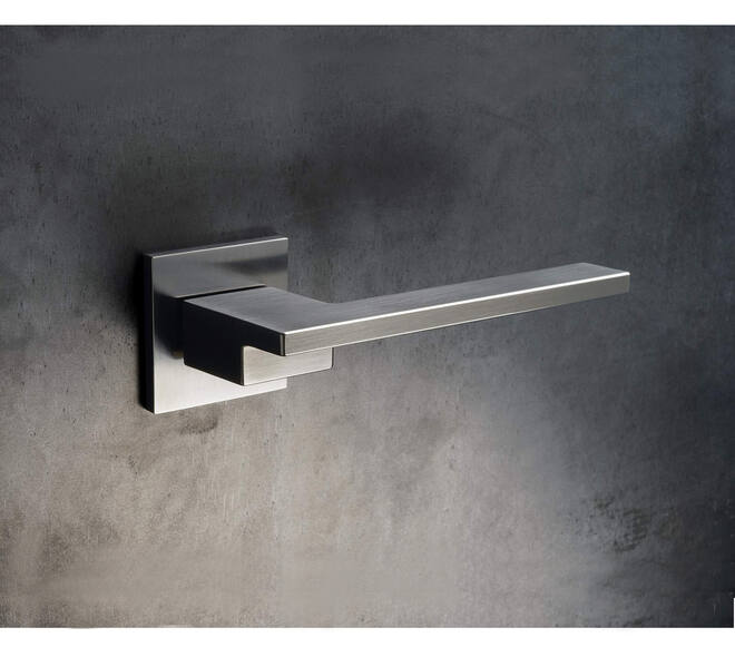 Olivari deurkruk Living + vierkant geveerde rozet 51x5mm met nokken en doorgaande bevestiging Chroom mat